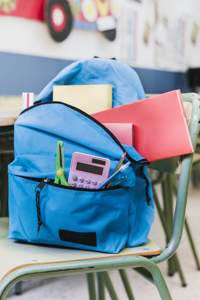 Sac à dos avec papeterie sur une chaise